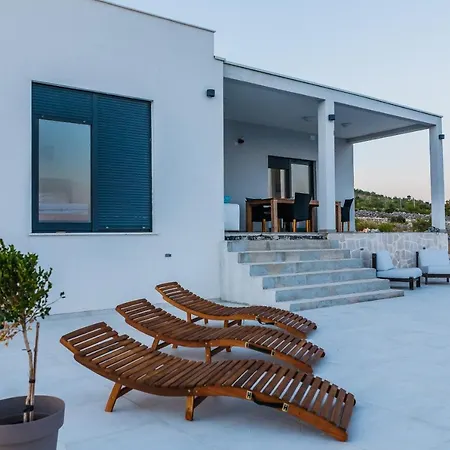 Villa Zlatno Sunce In The Hills Near Trogir *